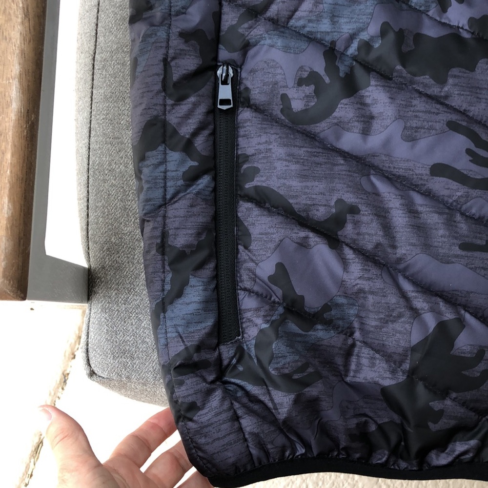 Women's Black Camo Puffer Vest - Picture 5 of 12